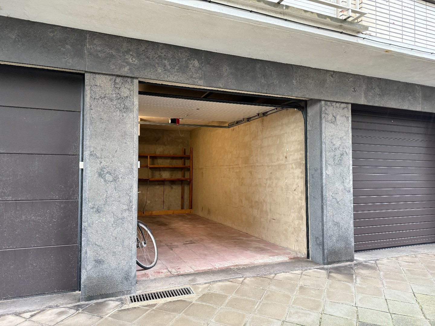 GARAGEBOX MET VOORLIGGENDE PARKEERPLAATS 