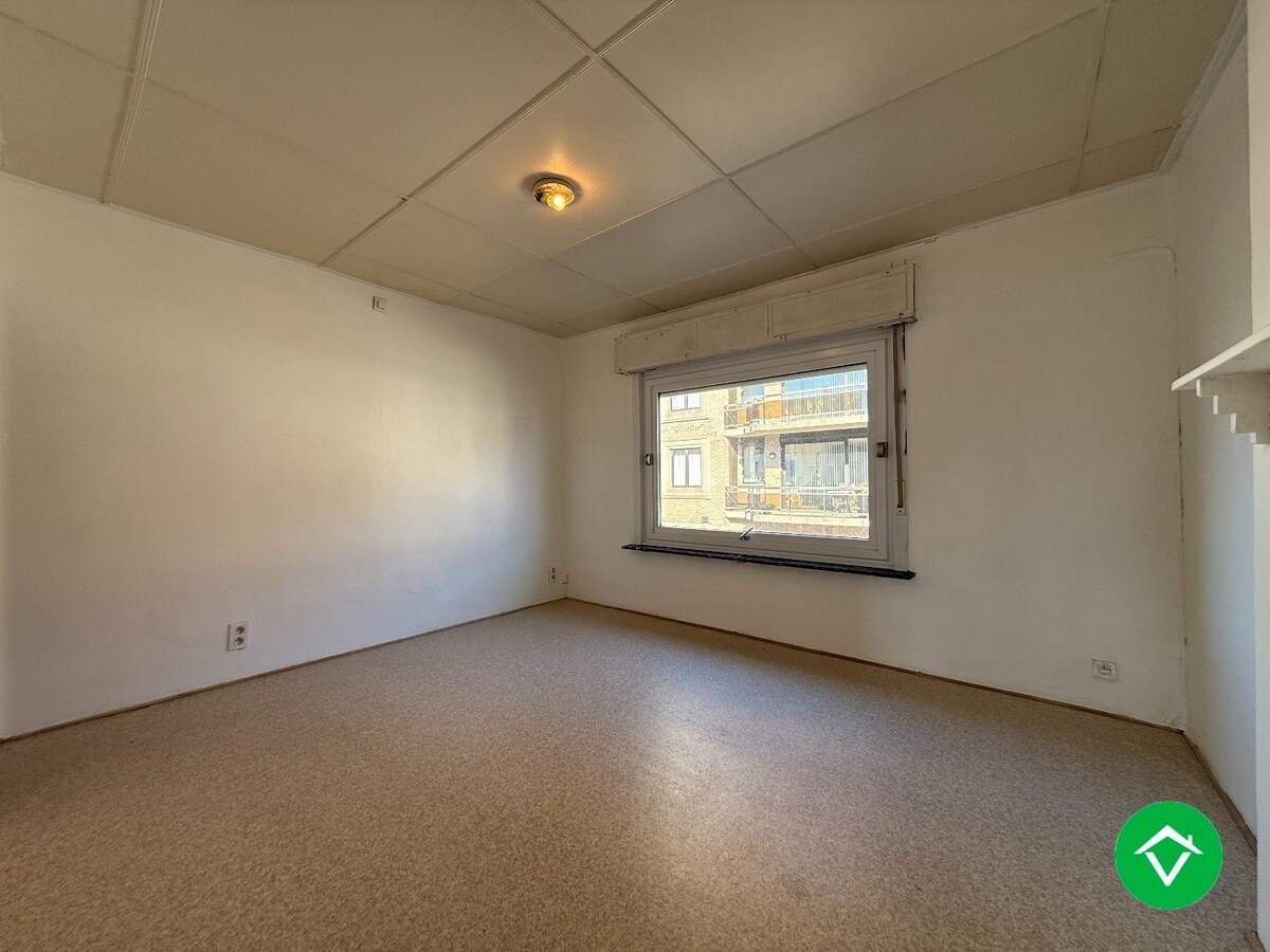 Instapklare rijwoning met 2 slaapkamers, zolder en koer in centrum Roeselare 