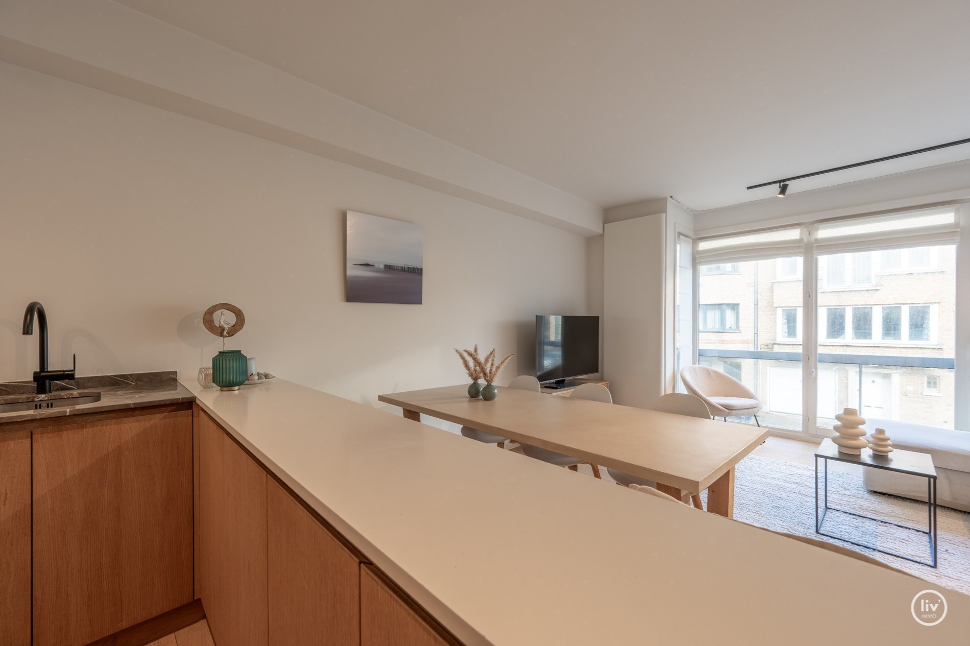 Prachtig gerenoveerd 2 slaapkamerappartement op een aangename ligging vlakbij de Lippenslaan te Knokke. 