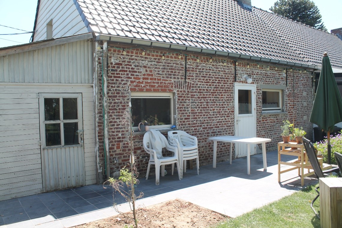 Charmante halfopen woning met garage, 2 slaapkamers en grote tuin 