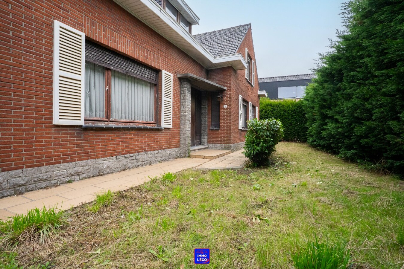 Immeuble de rapport : Maison, entrepôt, double garage et grand parking, excellent potentiel ! 