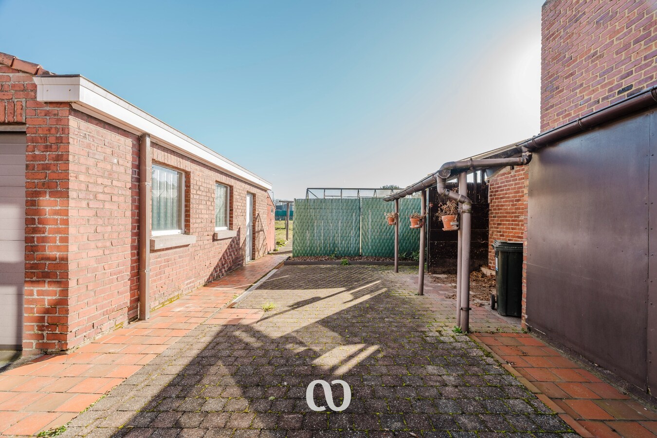 Stevige gezinswoning met tuin en garage nabij het centrum van Oudenaarde 