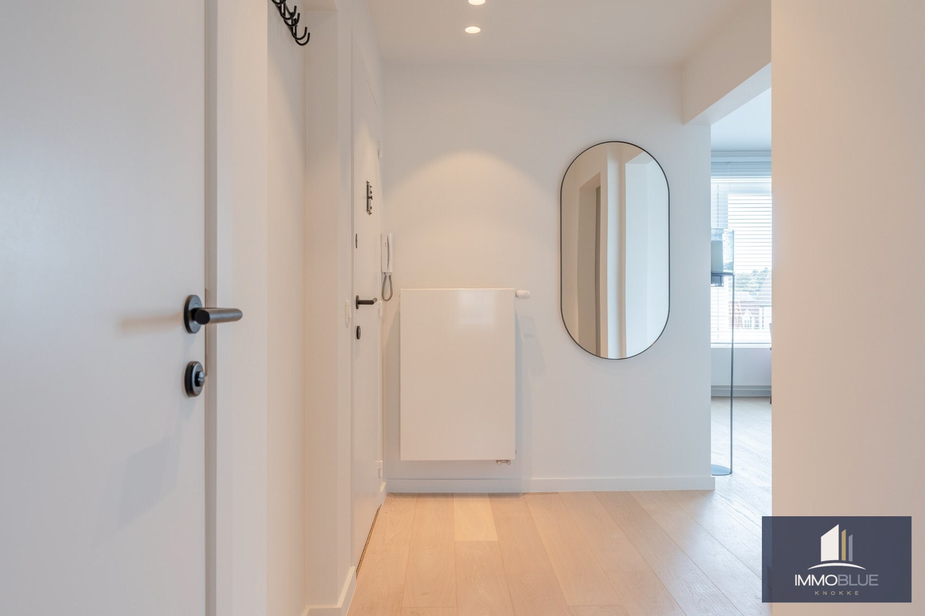 Situé dans un endroit calme, cet appartement entièrement rénové offre une vue dégagée sur les villas. 