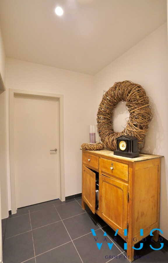 Gelijkvloers appartement met tuin en garage te OOSTEEKLO ! 