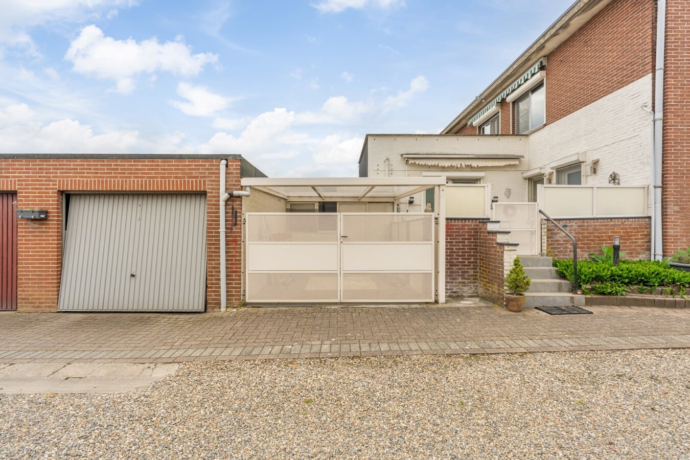 Gelijkvloers, degelijk appartement met 2 slaapkamers, ruim terras, carport en garage. 