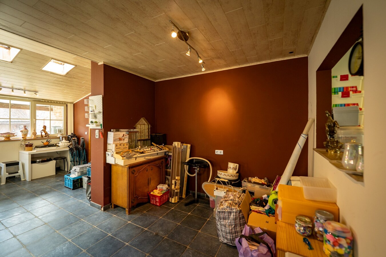 Ruime woning met buitenpiste en kleine binnenpiste op ca. 1,03ha te Hoeselt 