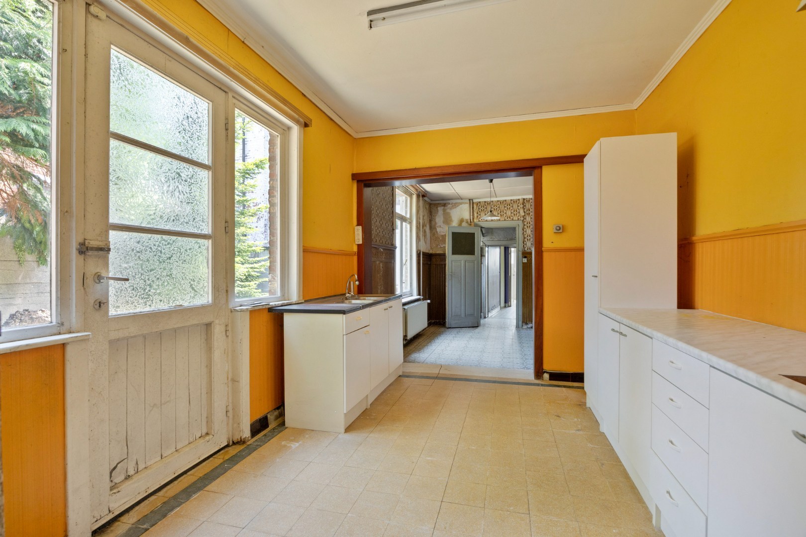 Ruime te renoveren woning met 3 slaapkamers in Lubbeek met doorgang langs het perceel van de buren. EPC: 736 KWH/m² 