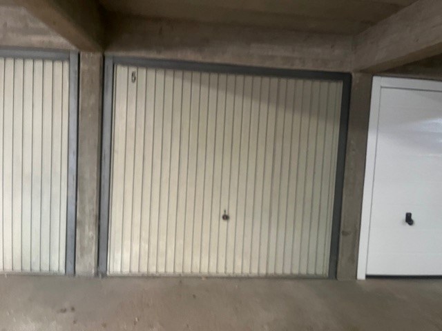 Toffe woning in rij met ingerichte tuin en garagebox 