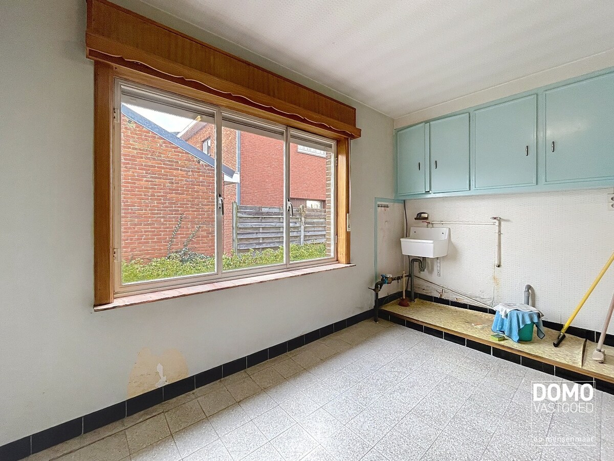 TE RENOVEREN WONING MET GARAGE, 3 SLAAPKAMERS EN GEZELLIGE TUIN OP EEN PERCEEL VAN 8A14CA 