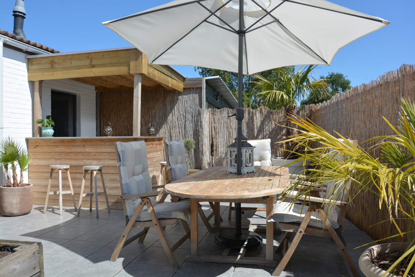 Goed gelegen hoekwoning met gezellige tuin en garage 