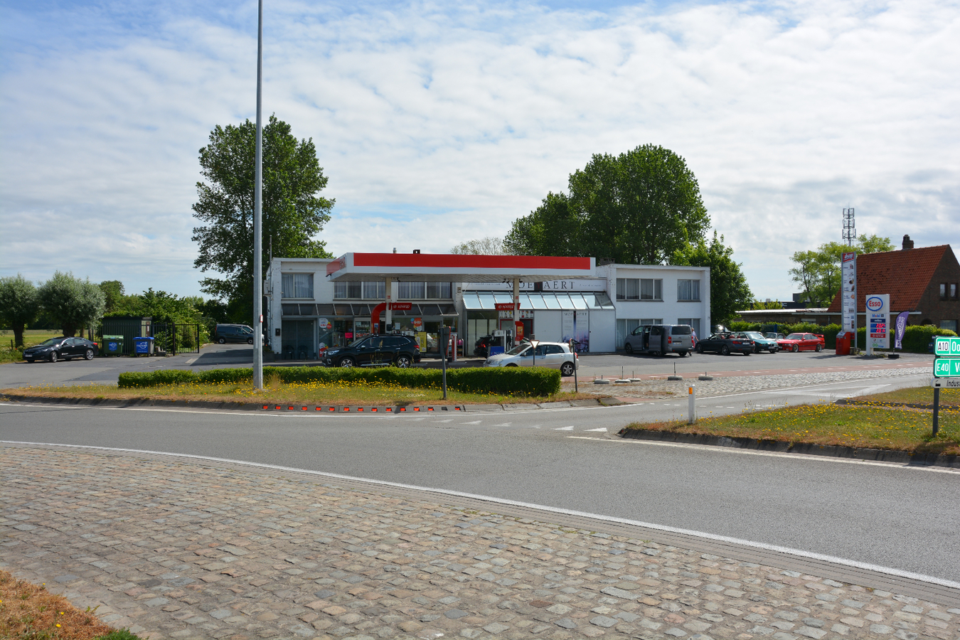 Unieke vastgoedaanbieding aan op- en afrit E40 Jabbeke 