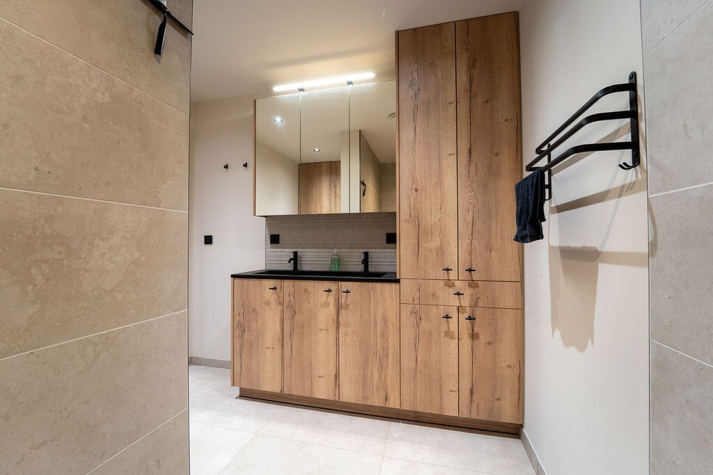 PRACHTIG GERENOVEERDE WONING MET 3 SLAAPKAMERS, 2 BADKAMERS, INPANDIGE GARAGE EN PAARDENSTALLINGEN MET ENERGIEZUINIG EPC TE WIJER (NIEUWERKERKEN) 