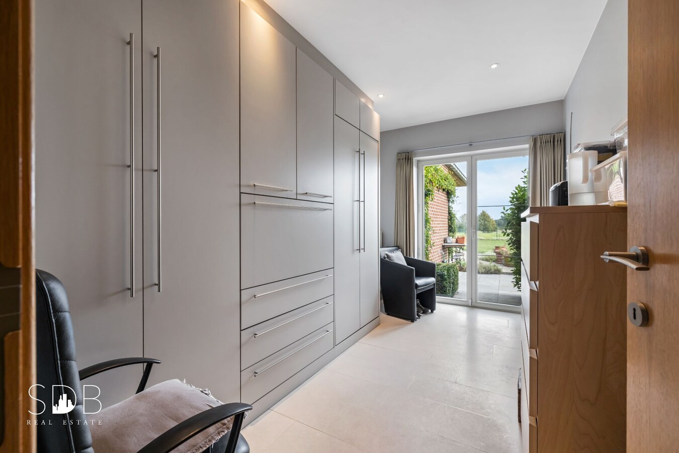 Hedendaagse gezinswoning met aanpalende graslanden en stallen op 5.030m² 