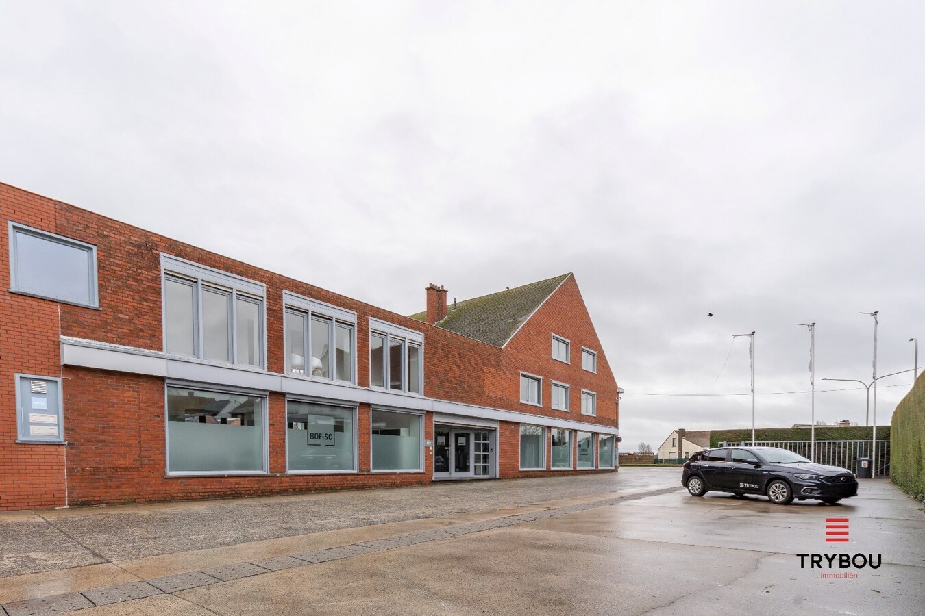 Groot kantoorgebouw op toplocatie te Ieper 