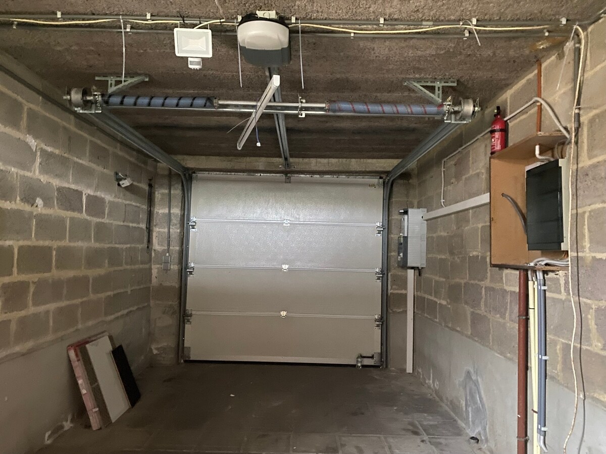 Woning met 3 (4) kamers, terras, tuintje, garage. 