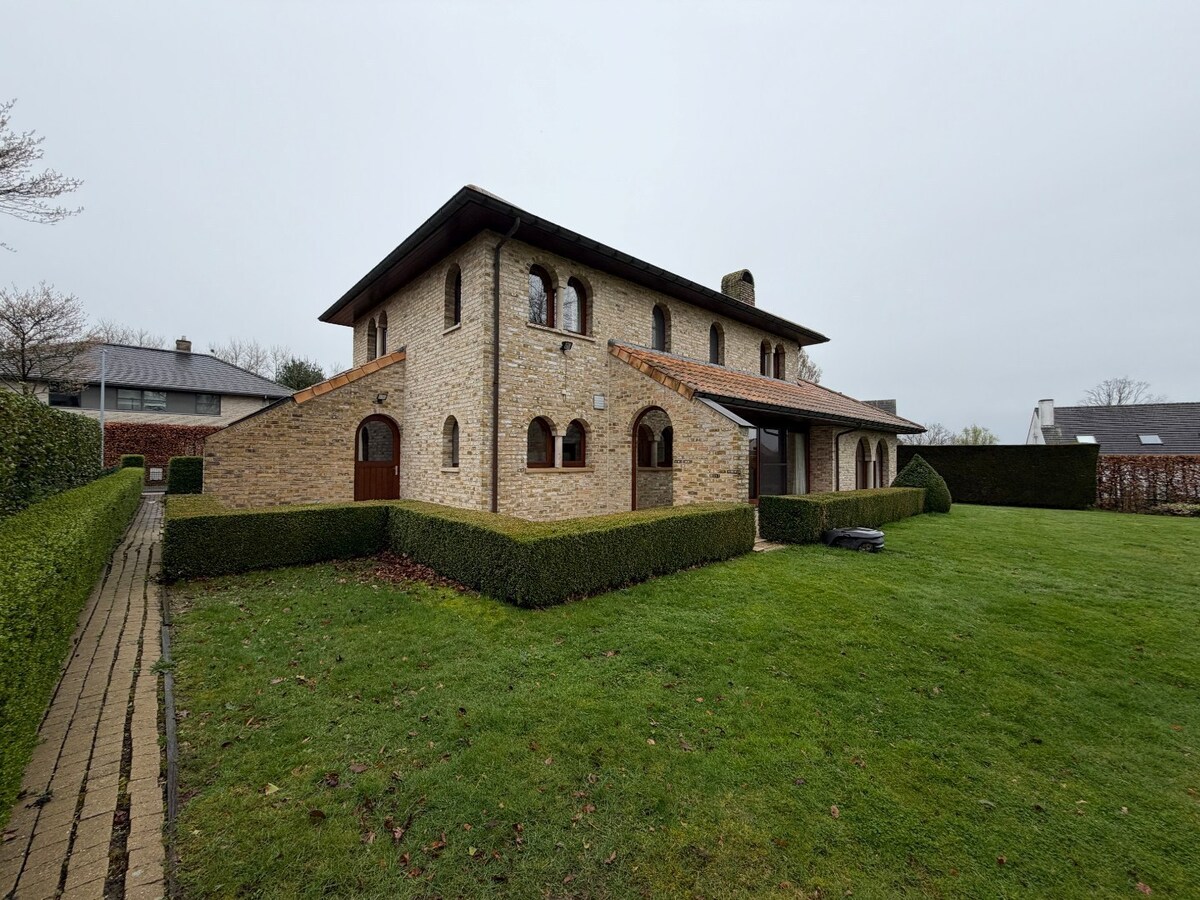 Ruime en rustig gelegen villa te Dikkelvenne. 