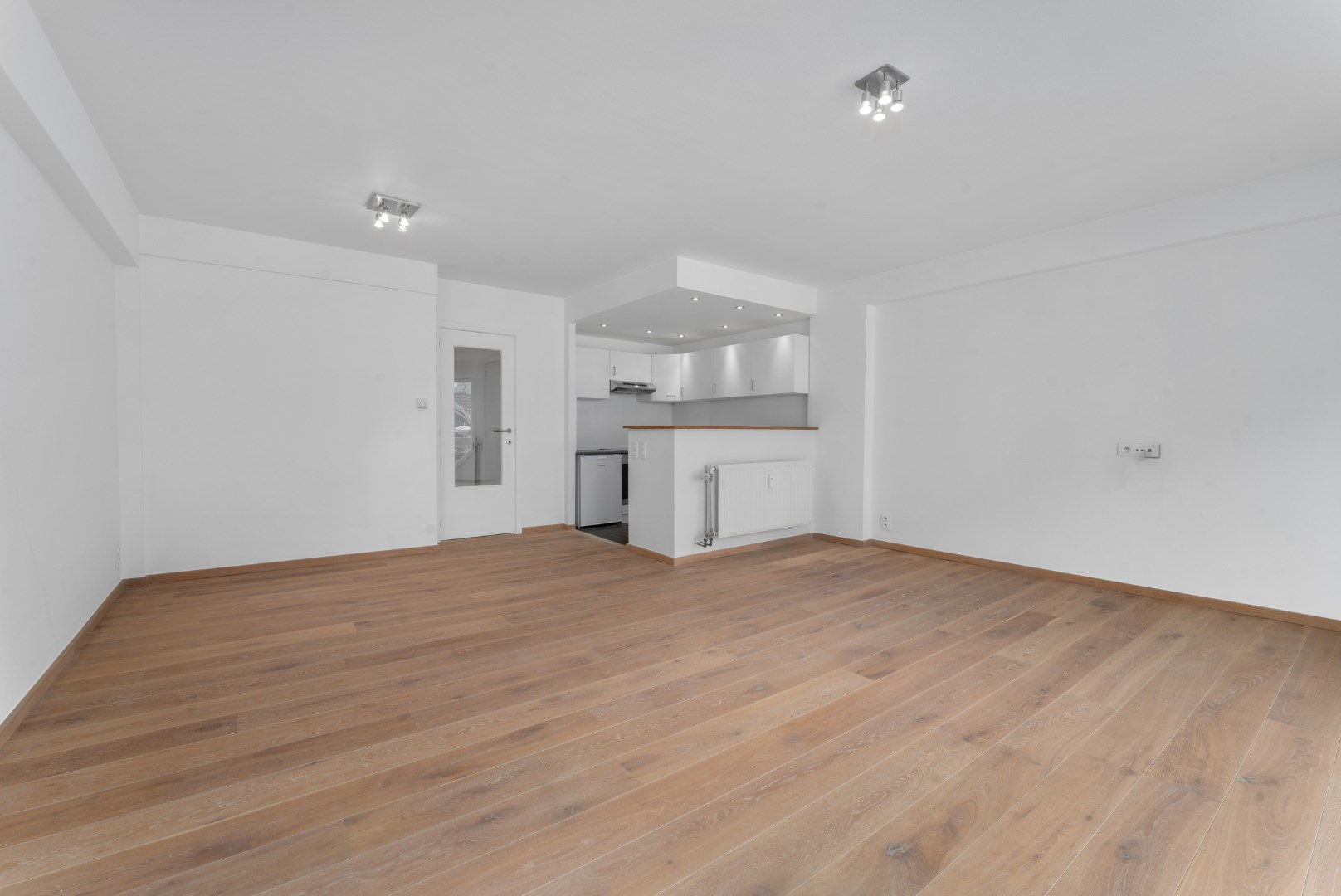 GERENOVEERD 2 SLP. APP. GELEGEN NABIJ PETIT PARIS EN LEOPOLD I PLEIN 