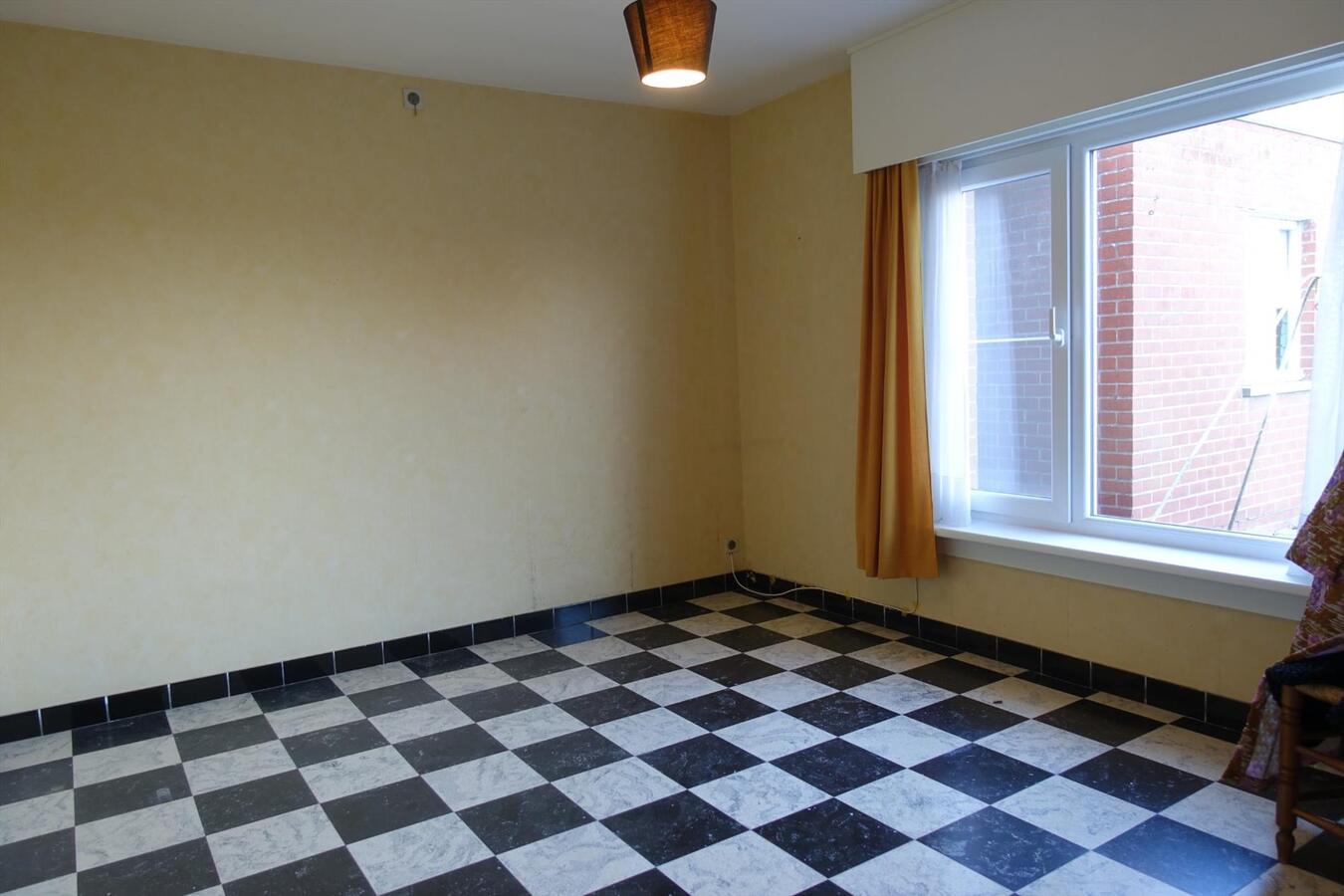 Degelijke rijwoning met garage en grote tuin 