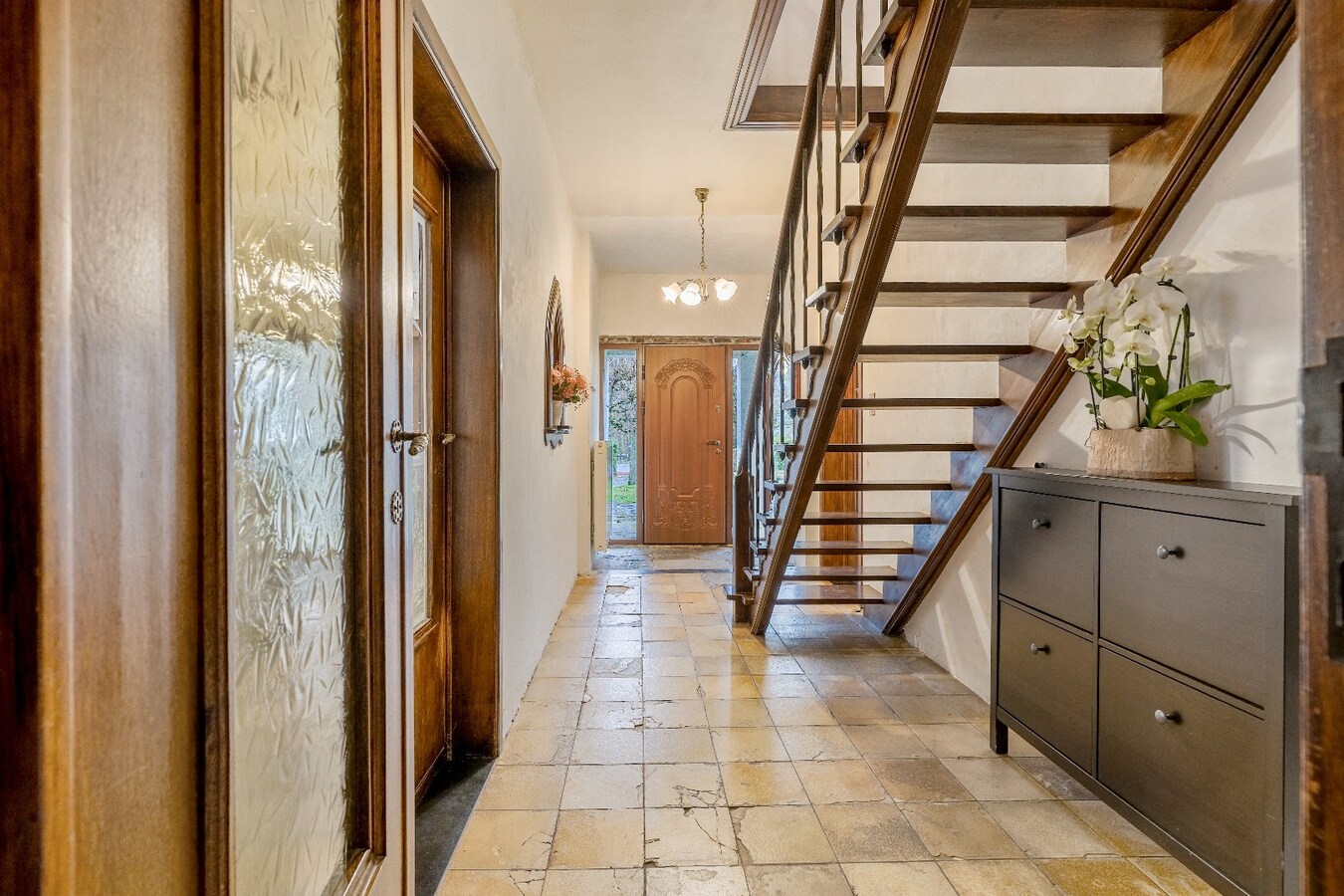 Op te knappen karakteristieke hoekwoning, 4 slpk, (EPC-label C) gelegen aan het Haspengouwse landschap. 