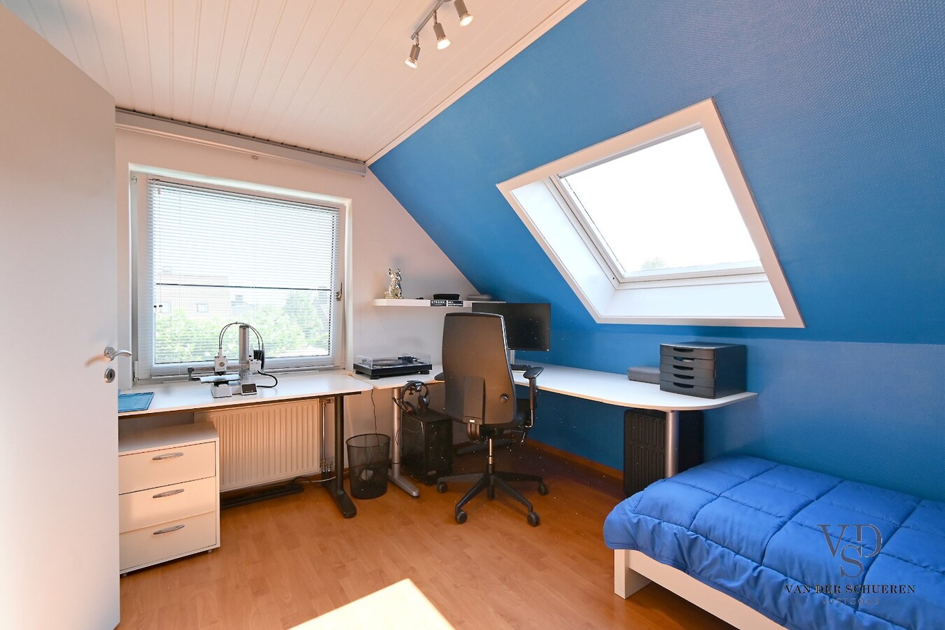 Tijdloze villa met zwembad in residentiële wijk 