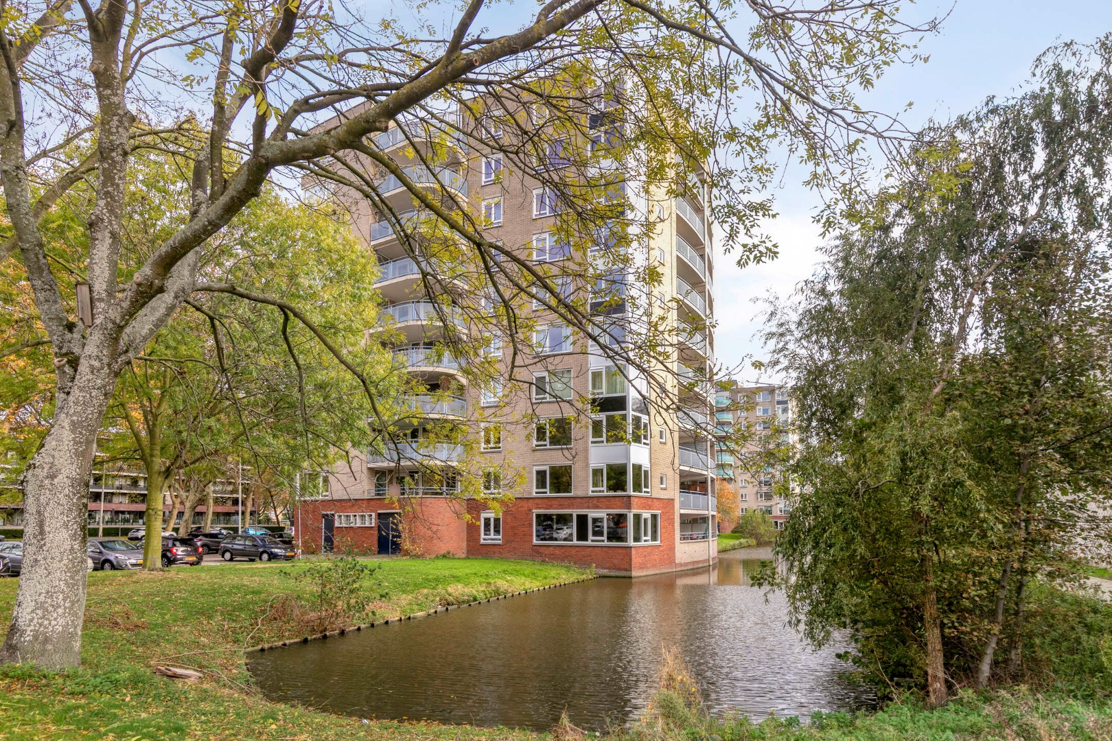Op centrale locatie in de wijk Prinsenland gelegen 3 kamer hoek-appartement met ruim terras. 