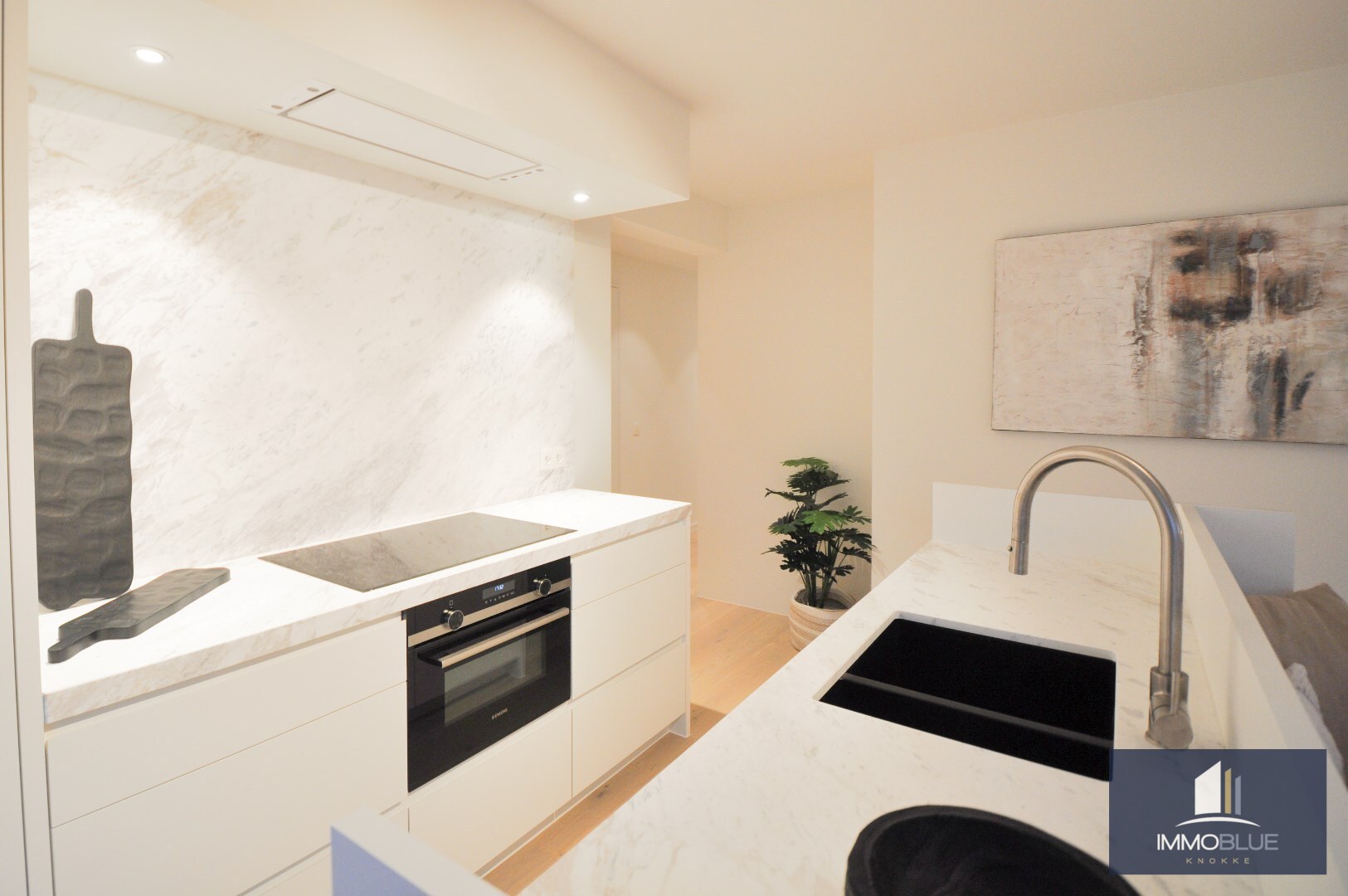 Appartement d'angle entièrement rénové, situé à quelques pas de la mer. 