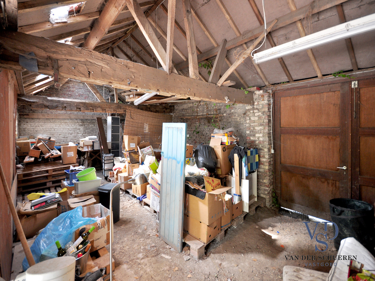 Idyllische woning met schuur. Uitzonderlijk gelegen. 