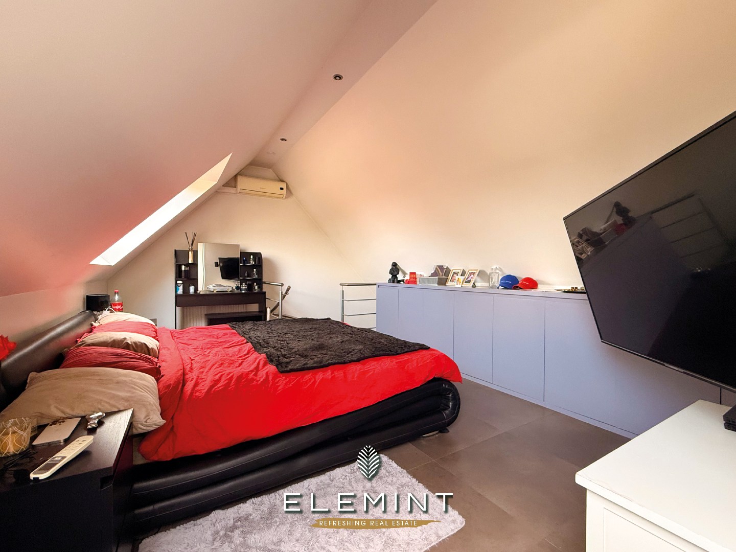 Uniek triplex-appartement met private inkom, 3 slpk, 2 badk &amp; ruim terras met vijver (161 m²) 