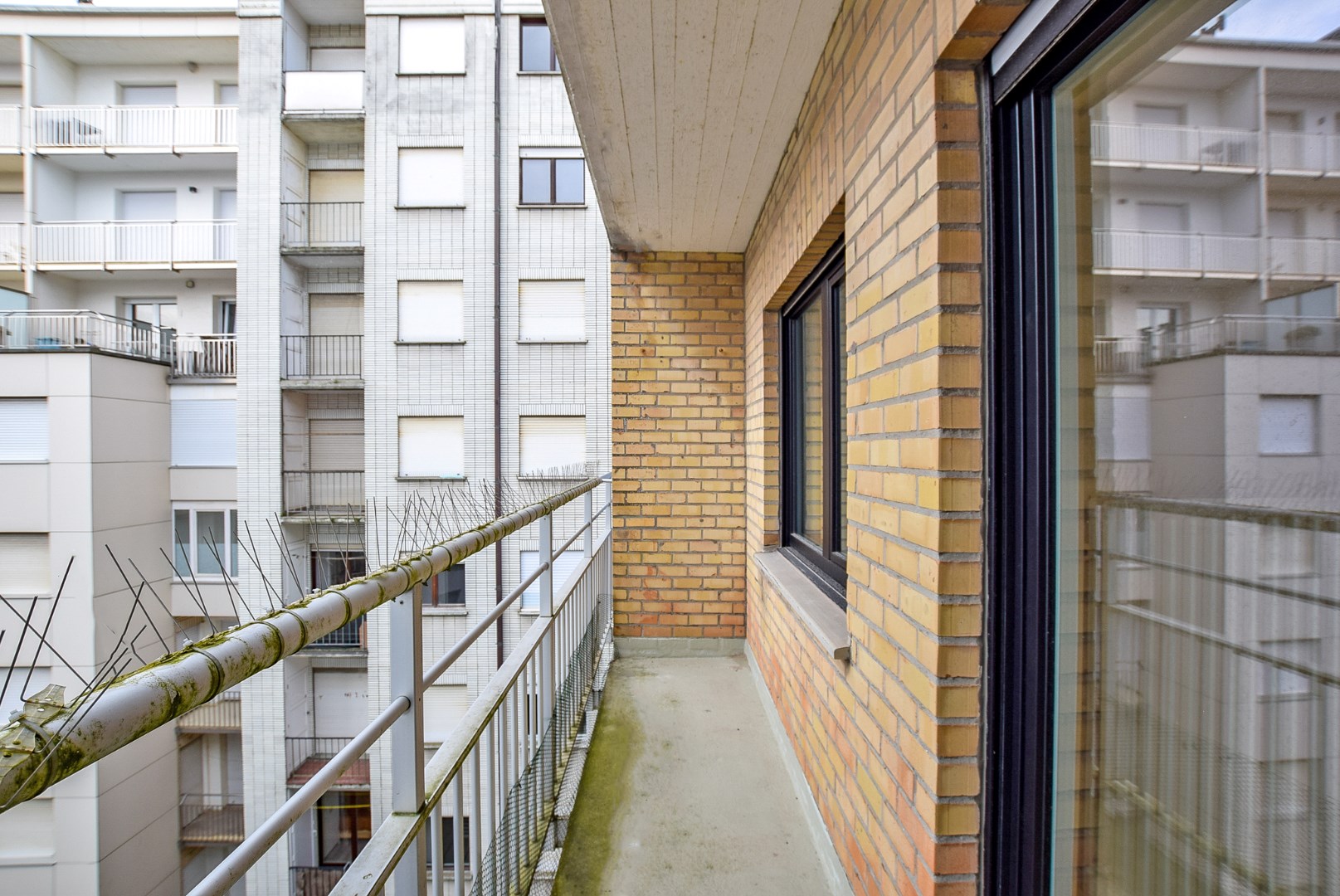 Kwalitatief gerenoveerd 2-slaapkamerappartment met zijdelings zeezicht en terras te Oostduinkerke-Bad 