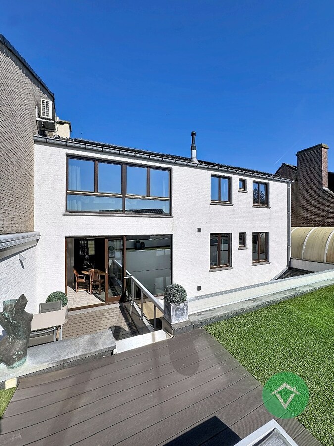 Deze instapklare handelswoning is gelegen in het centrum op een commerciële topligging op de markt van Koekelare 