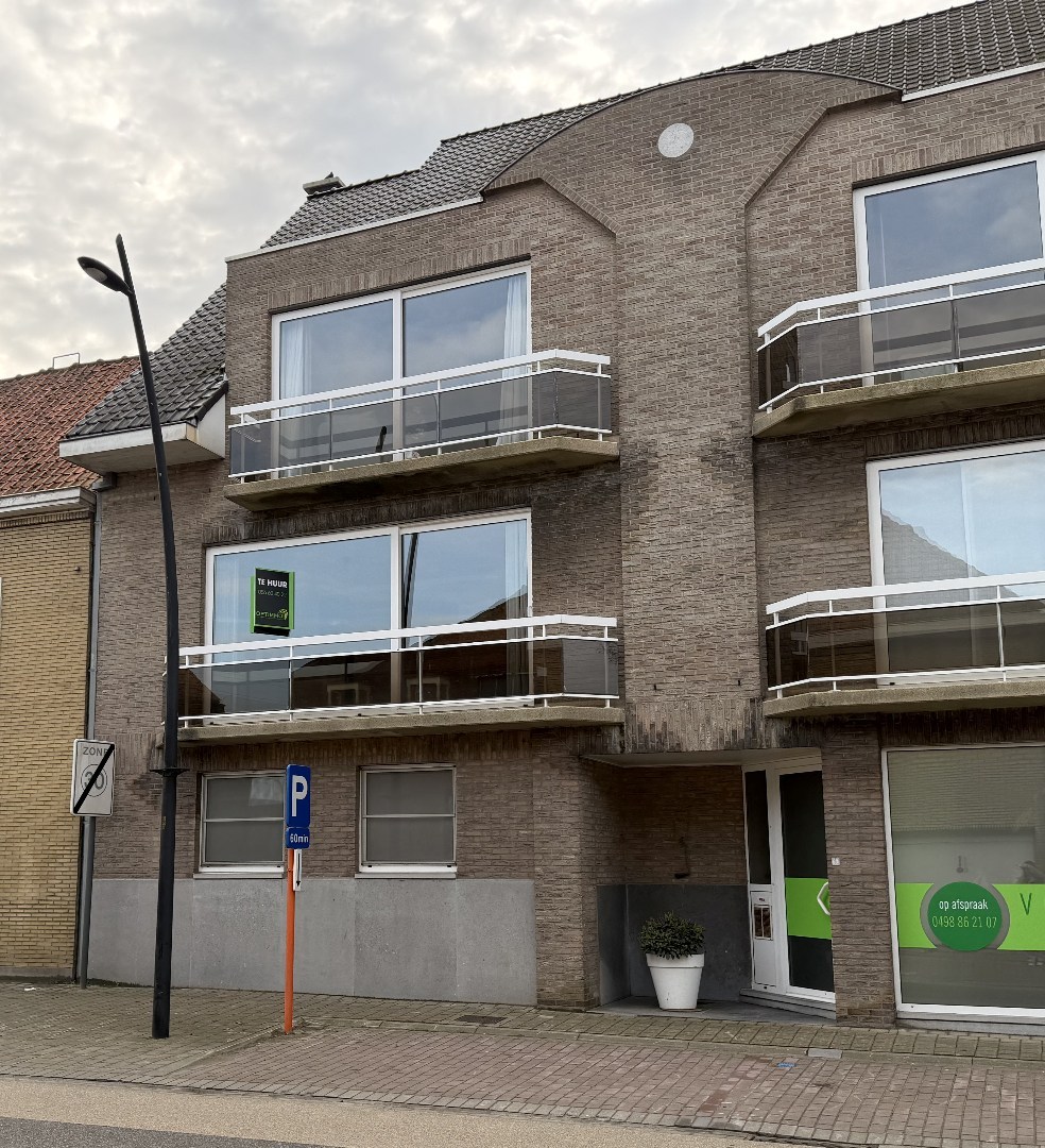 Gemeubeld appartement met twee slaapkamers en garage 