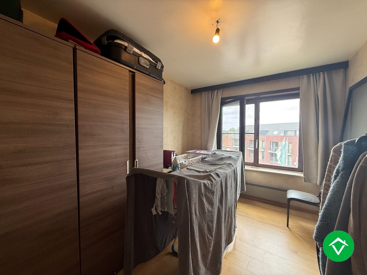 Appartement met twee slaapkamers, terras en autostaanplaats te Roeselare 