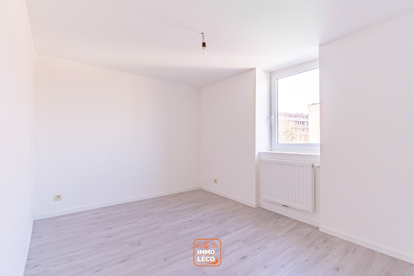 Maison entièrement rénovée tout récemment avec 3 chambres et terrasse! 