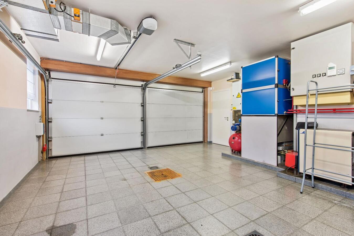 Luxueuze villa met loods (600m²) op terrein van 2100 m² 