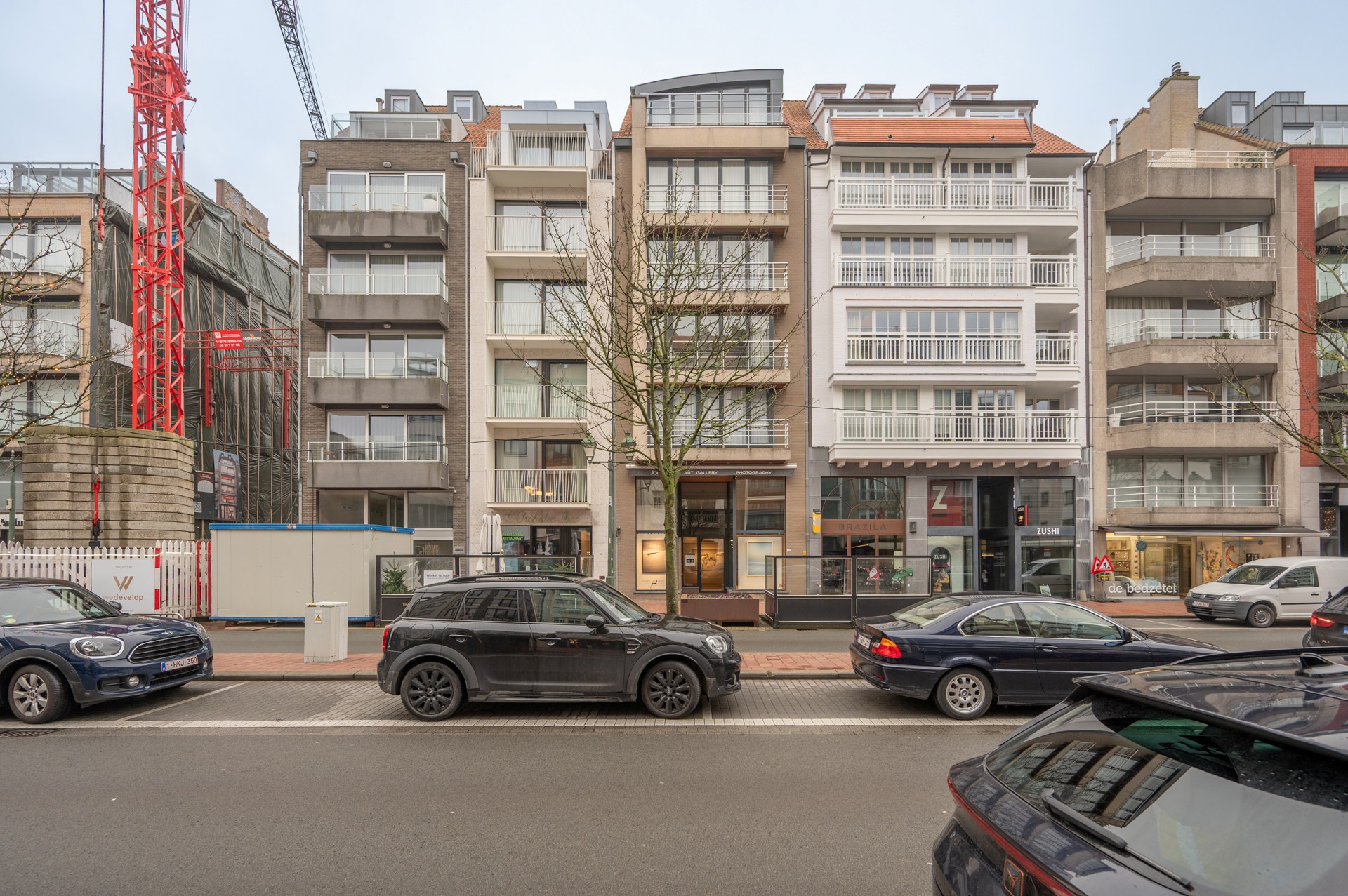 Appartement en duplex spacieux et rénové, orienté plein sud, situé dans un emplacement exceptionnel sur la Lippenslaan. 