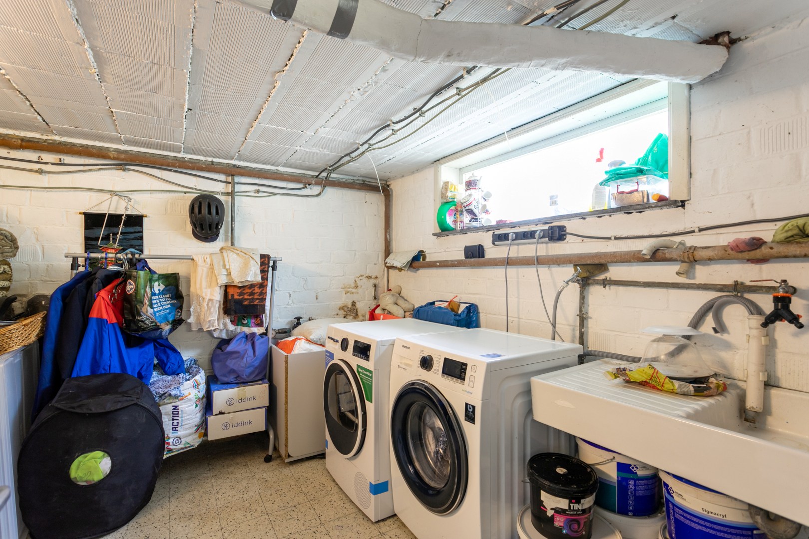 Op te frissen 3-gevel woning met 3 slpk te Halle 