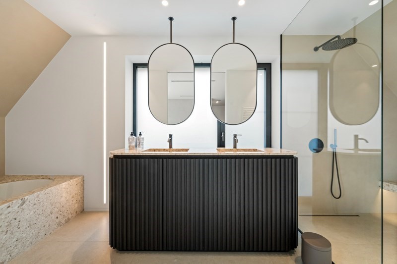 Magnifique villa jumelée récemment rénovée, située au calme entre le centre de Knokke et Le Zoute, avec une parfaite orientation Sud-Ouest. 