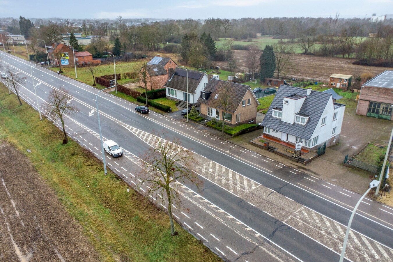 Woning met vergunde loods (300 m² x 2) en bijgebouw (50,50 m²). 
