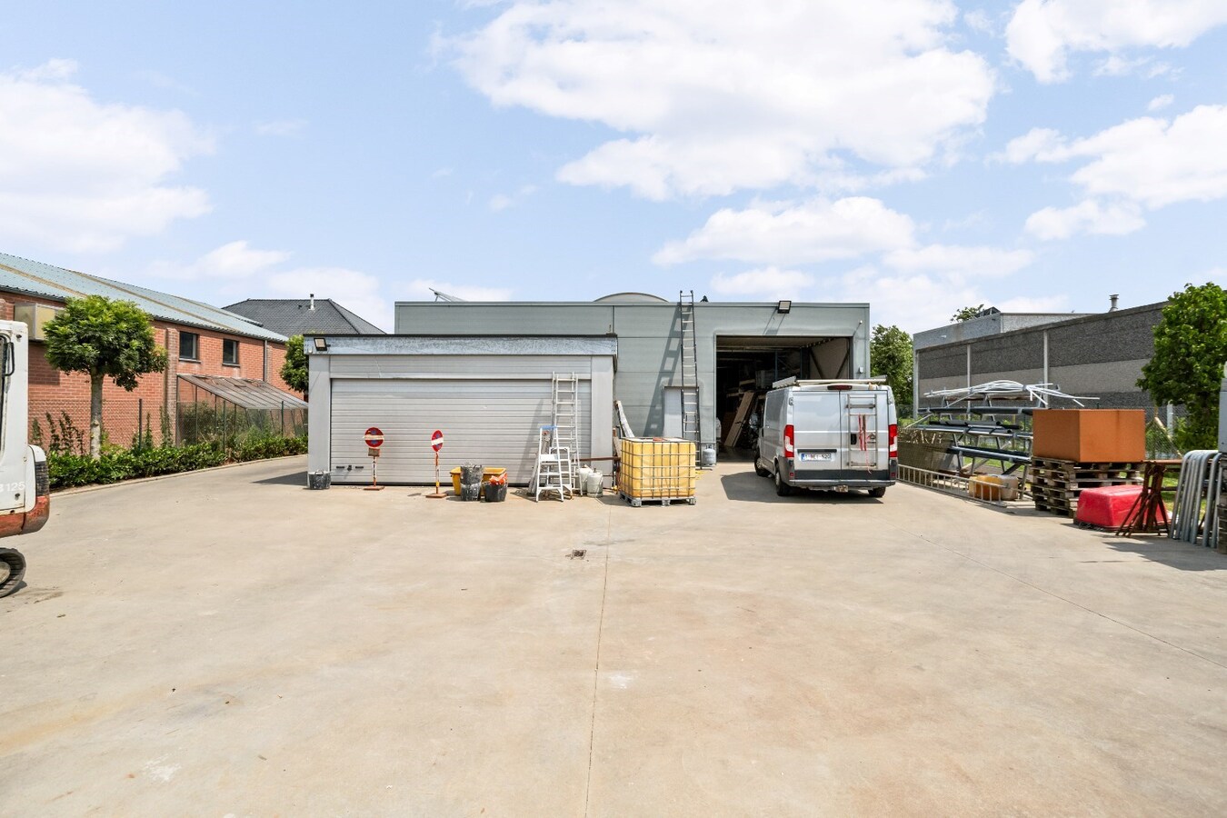 Bedrijfswoning met werkplaats op industrieterrein van Houthulst 