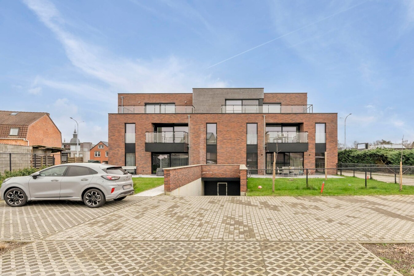 Recent duplex appartement met 2 slaapkamers en garage. 