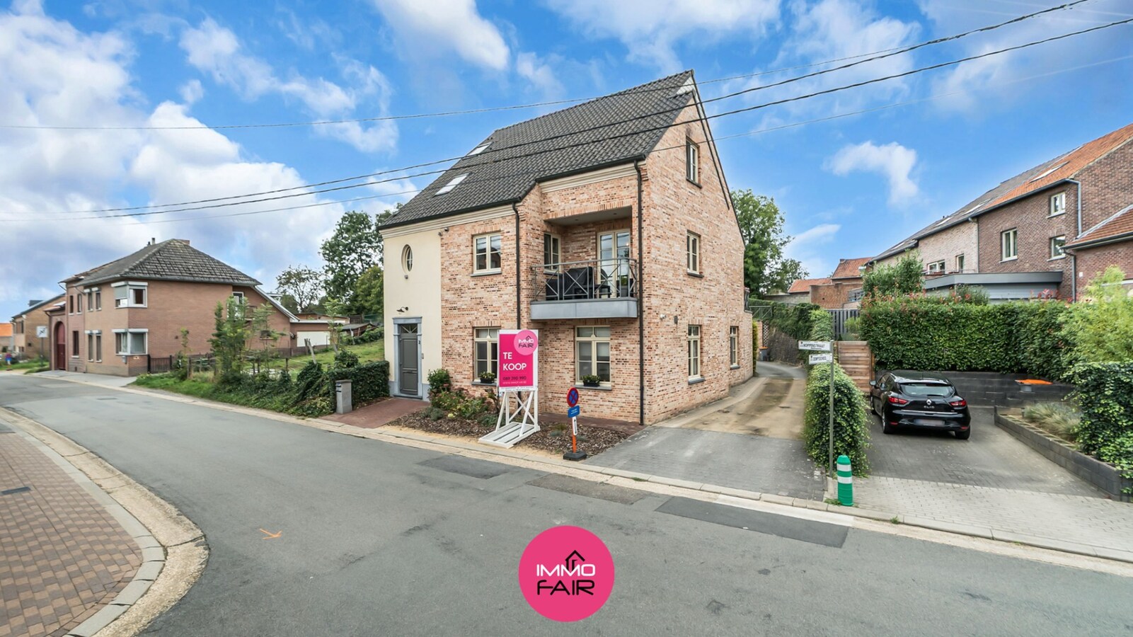 Ruim duplex appartement met privatief terras en garage in Hees 
