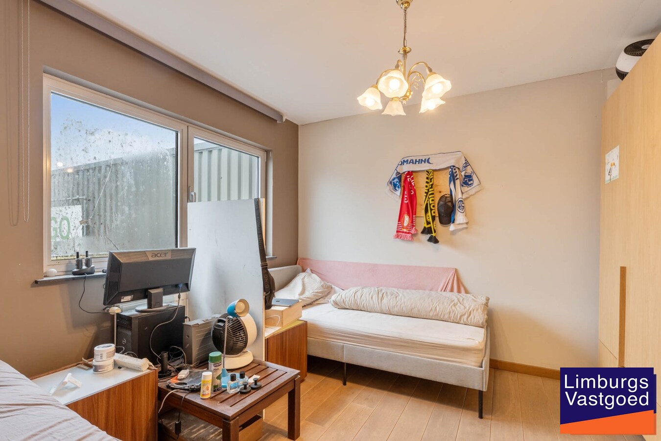 Industrieel gebouw, met woonst.1.696m², met kantoren 120m² + appartement 120m², Genk-Zuid 