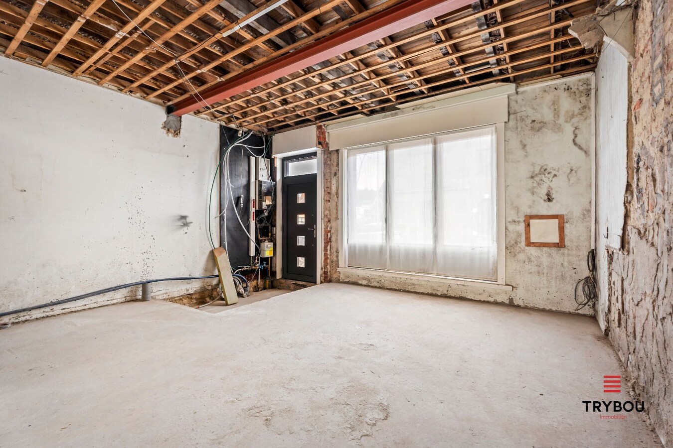 Uiterst ruime woning met garage in het centrum van Kortemark 