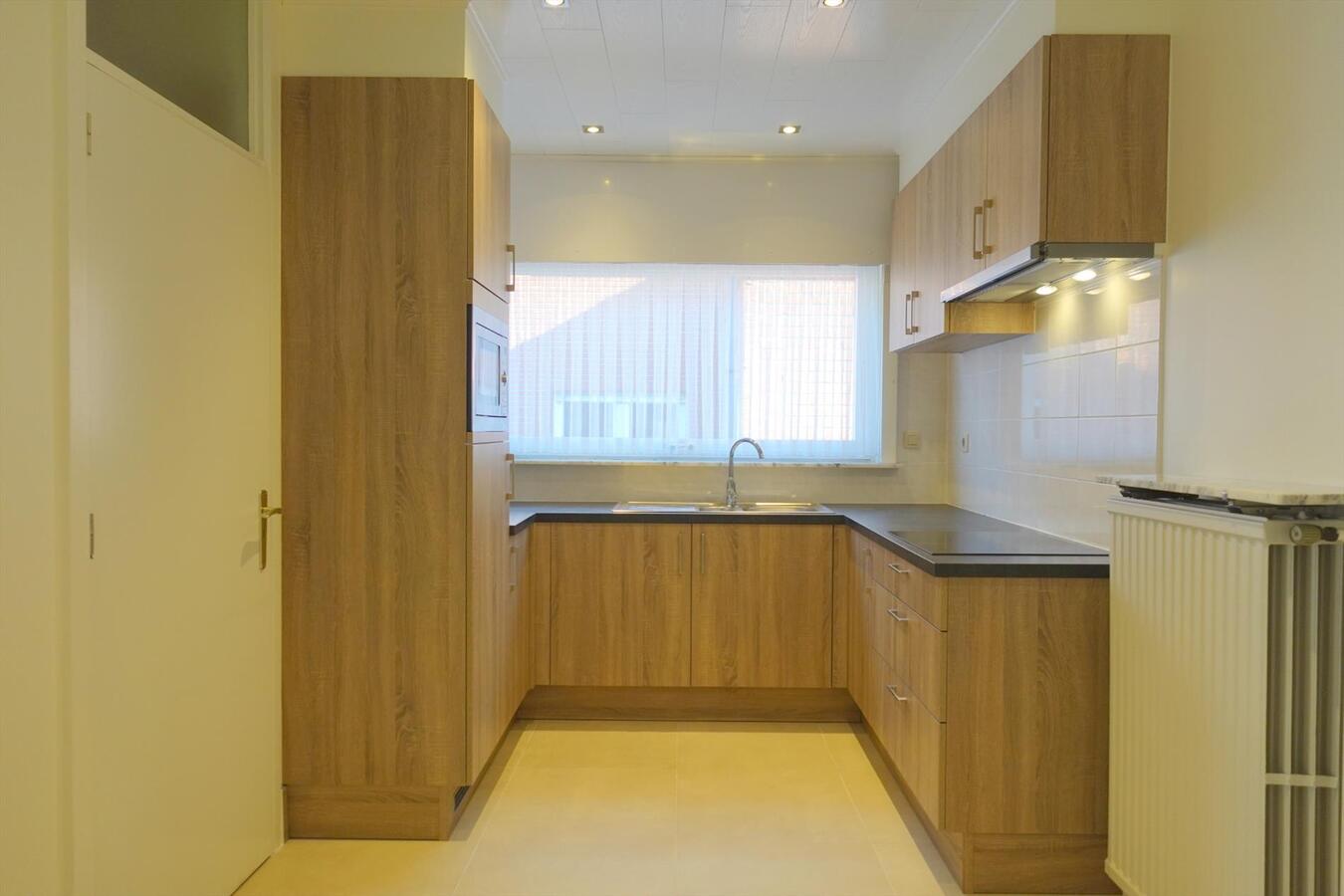 Ruime halfopen bungalow met zongerichte tuin 