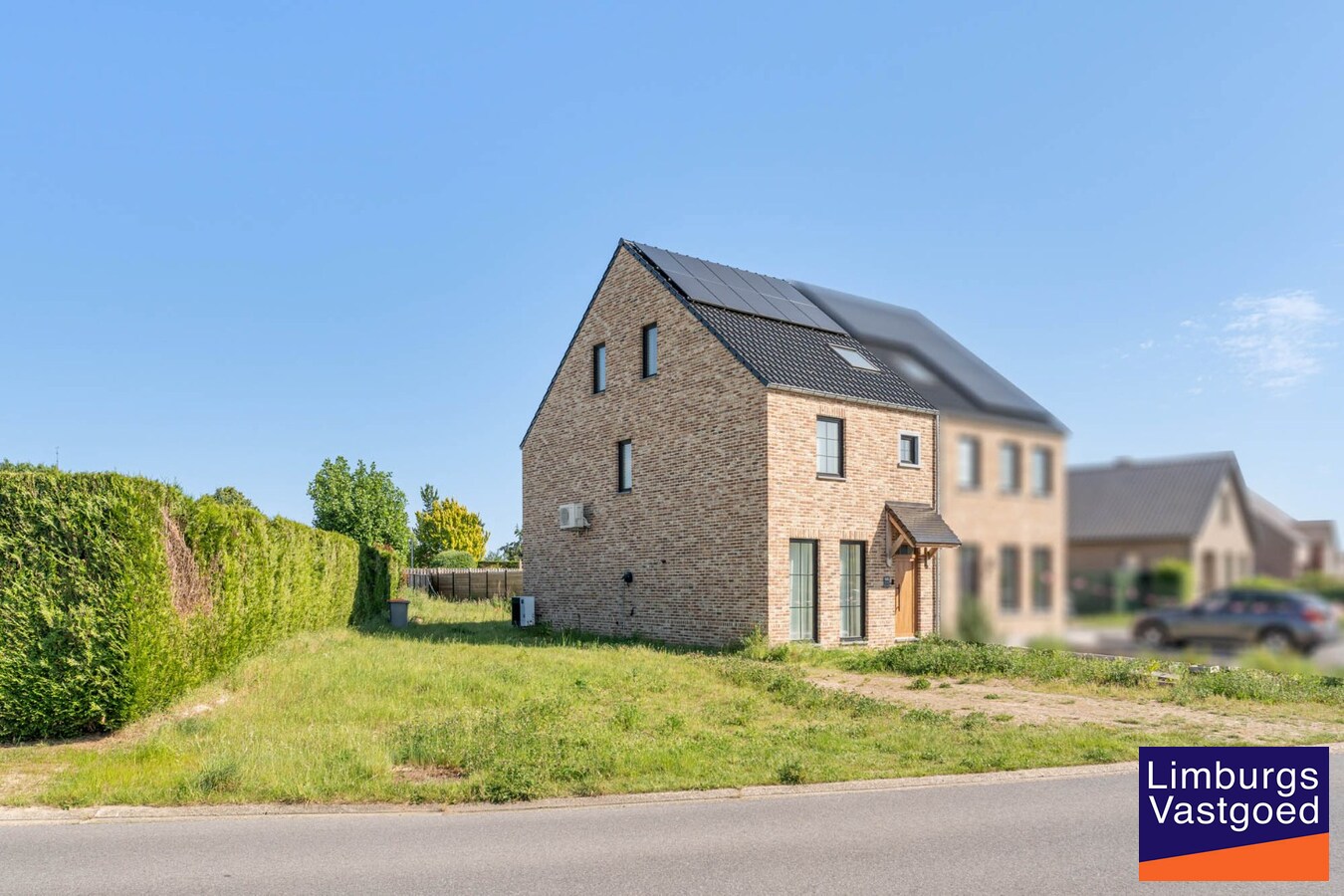 Moderne nieuwbouwwoning, 5 slpk, op een perceel van 4a31ca. 