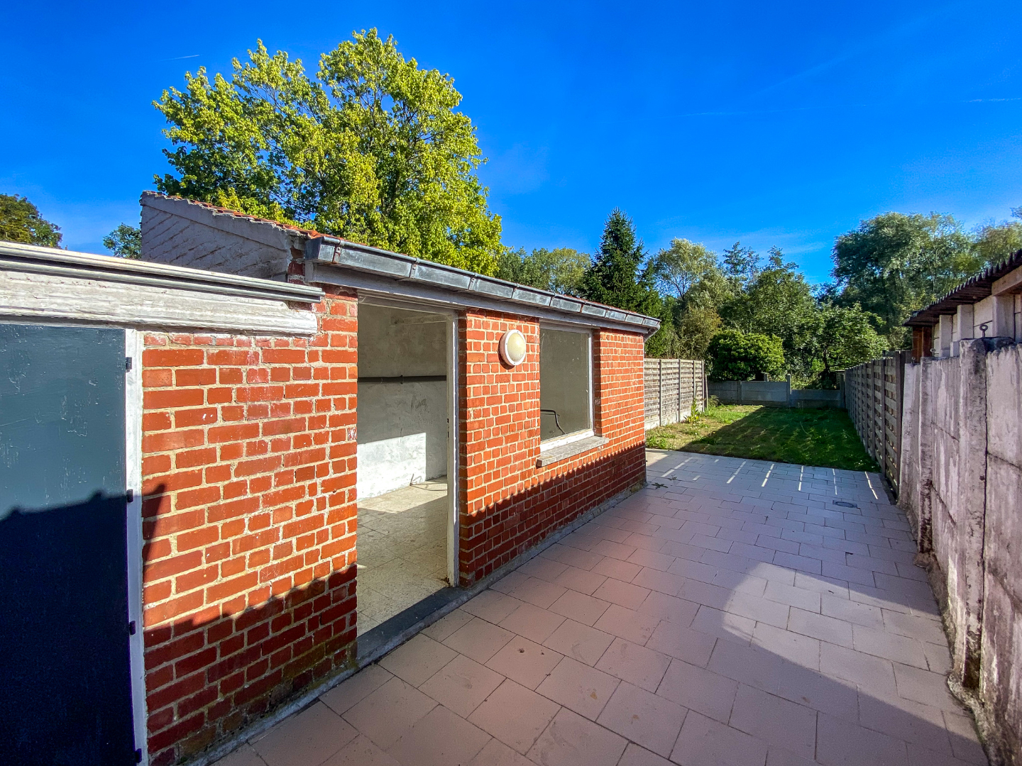 Instapklare rijwoning op 302m² te Roesbrugge. 