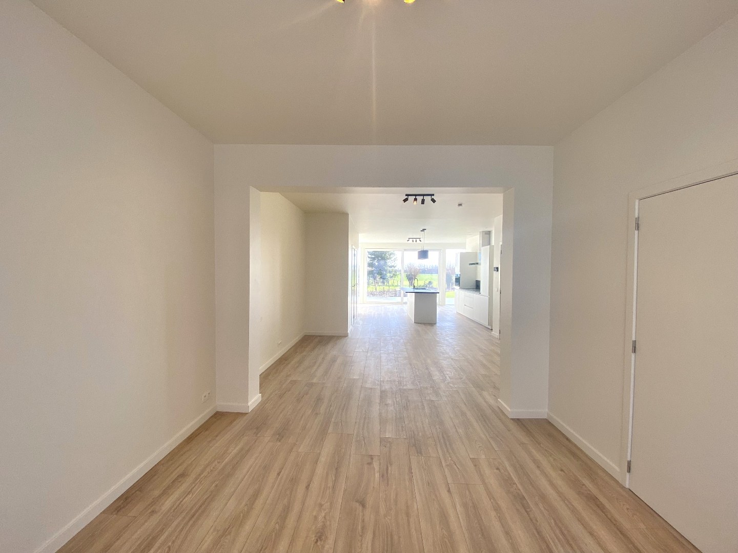 Volledig gerenoveerde centrumwoning in het hartje van Sint-Lodewijk op 442 m²! 