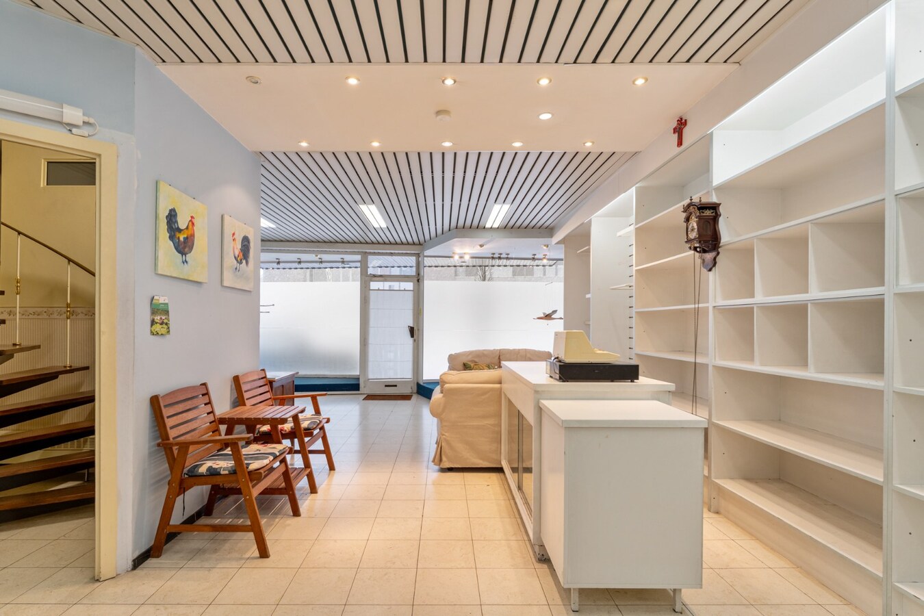 Centraal gelegen gebouw bestaande uit een handelspand op het gelijkvloers en een bovenliggend duplex-appartement! 