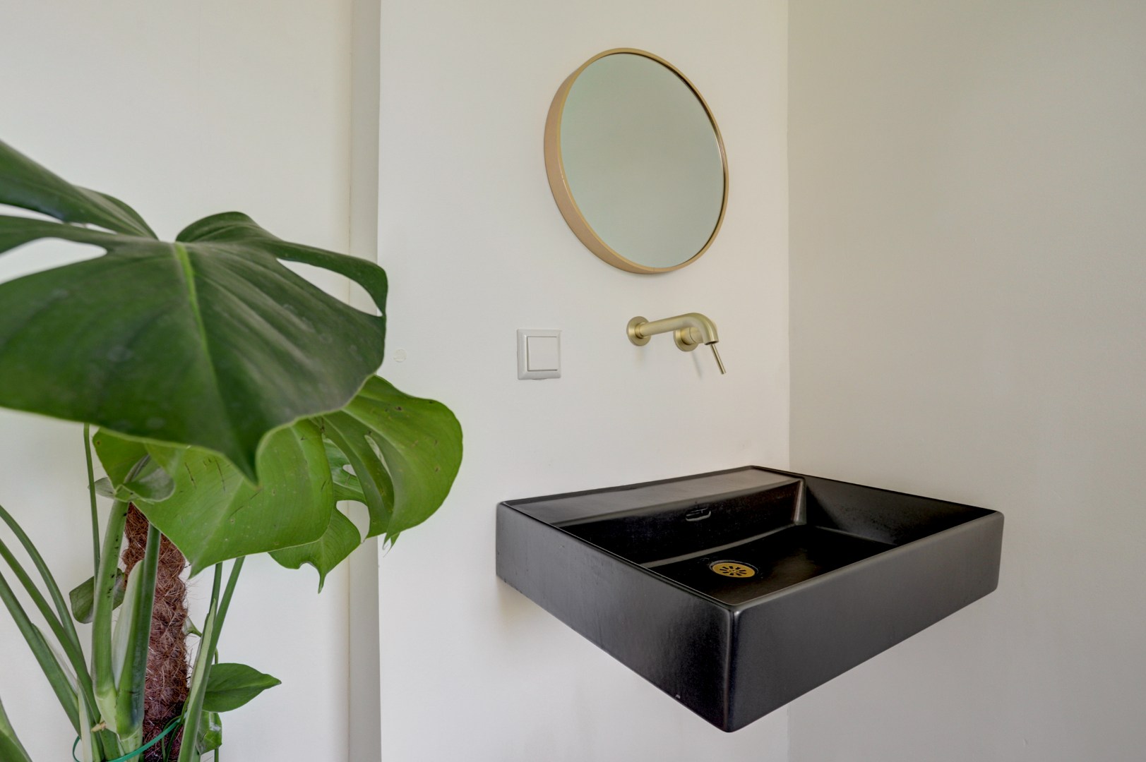 Instapklaar 3- (voorheen 4) kamer appartement op de 2e etage met moderne keuken met kookeiland, 2 balkons, 2 riante slaapkamers, moderne badkamer en gelegen op eigen grond! 