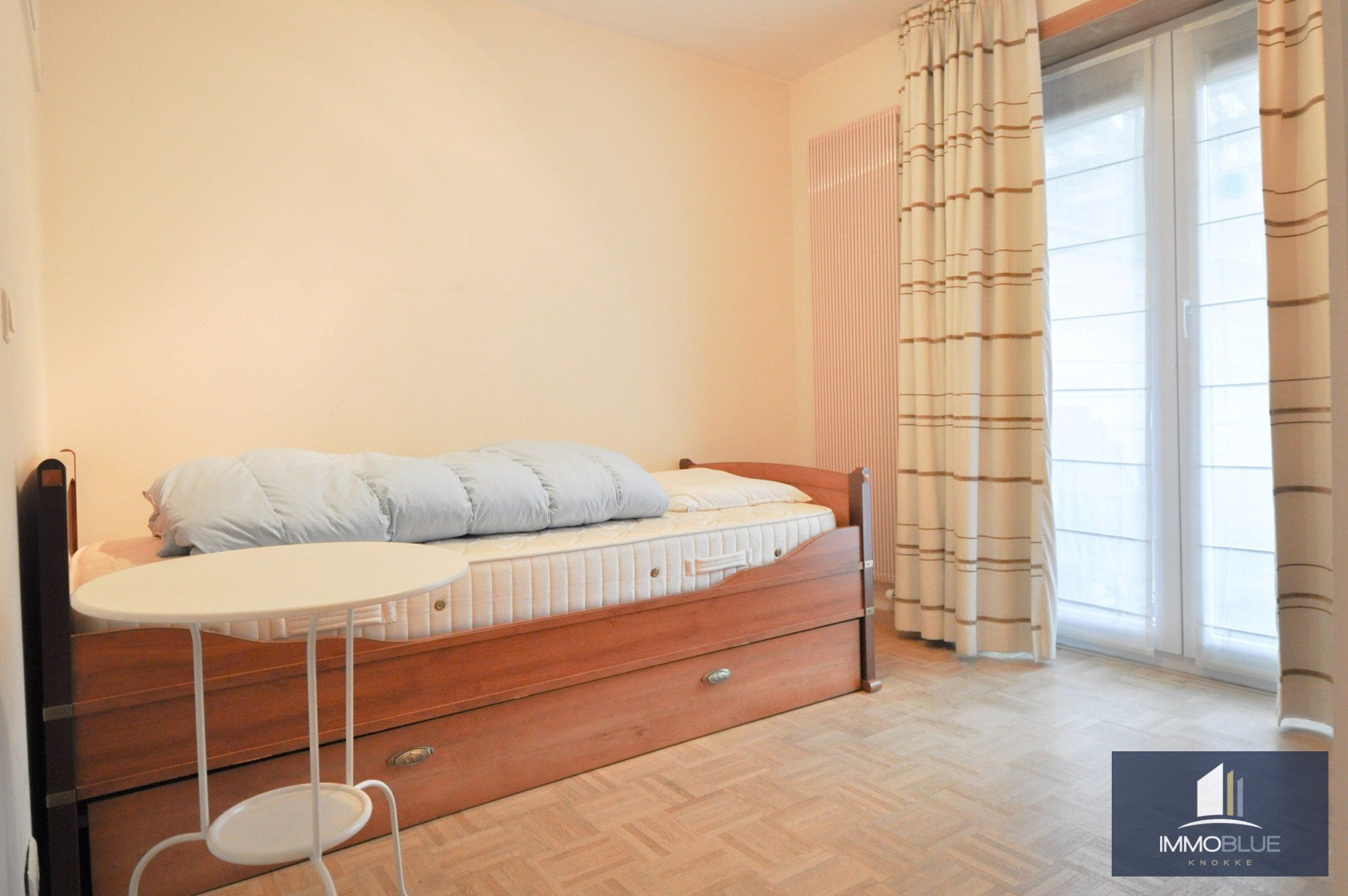 Lichtrijk appartement met een ruim zuidwest gericht terras gelegen nabij het commercieel centrum en het strand. 